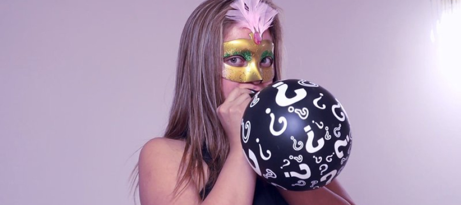 Blond girl B2P a black balloon in a black suit