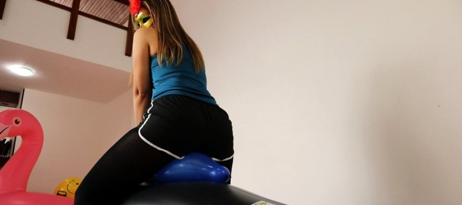 Alexis  -  Sit to pop +25 balloons