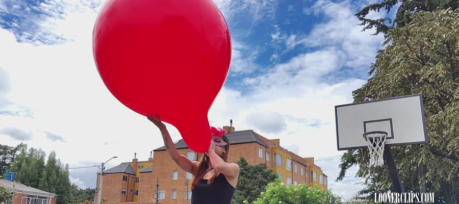 Keyla Blow to Pop for a Walk