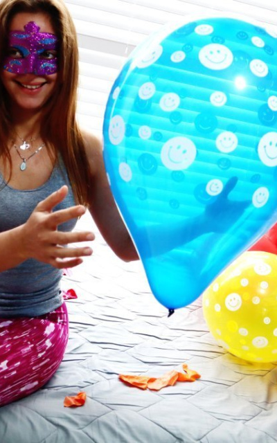 Alexis - Sit to pop Smiley balloons