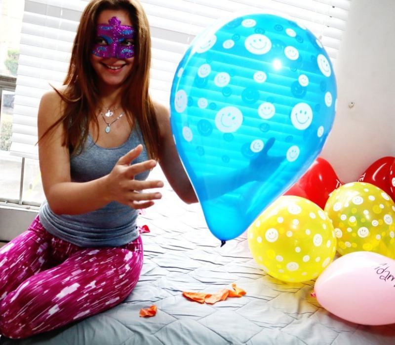 Alexis - Sit to pop Smiley balloons
