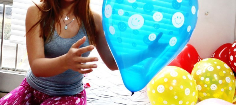 Alexis - Sit to pop Smiley balloons