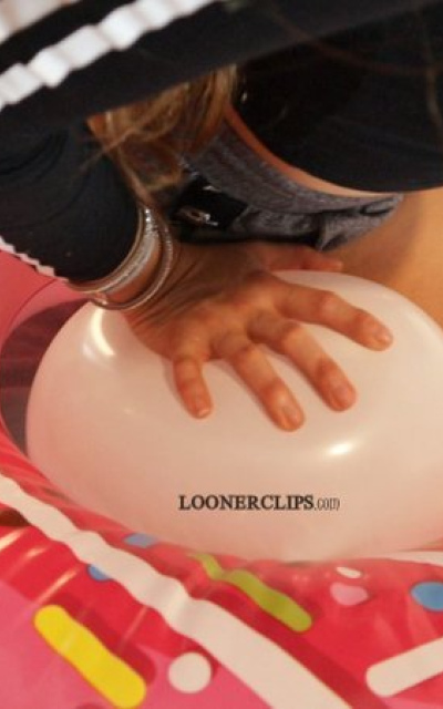 Hot girl knows how to enjoy her inflatables and Loonz - Nikki