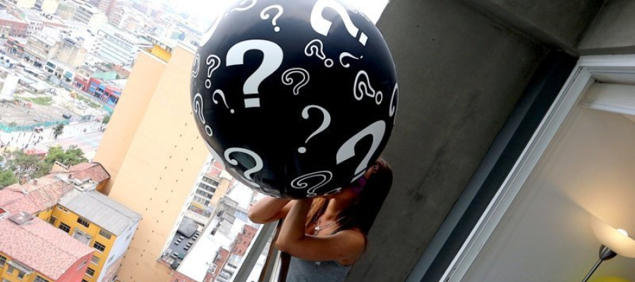 Alexis-Balloon of a thousand questions blow&bounce