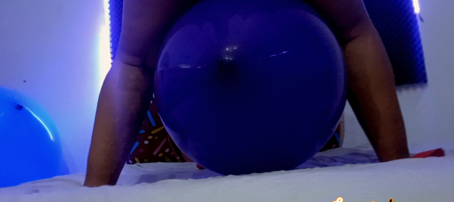 Gabriela in My Bed Sit Popping