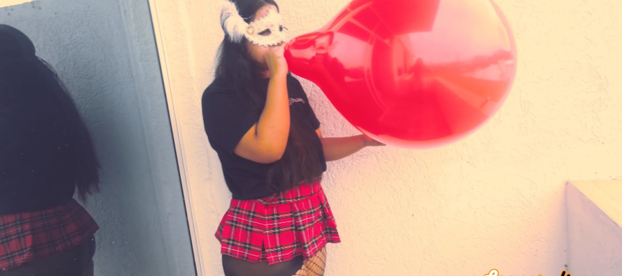 Gabriela in the balcony Red Purple Spectacle (Blow and Bounce)