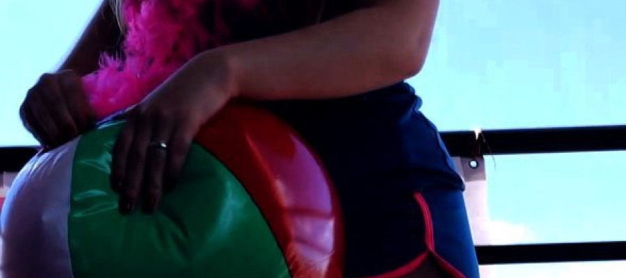 Ashley´s beautiful Inflatable lips ft Sarah Loonerclips.com