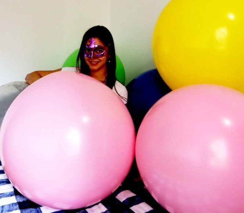 Alexis - Sit to pop 6 Giant Balloons - #sittopop